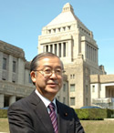 【写真】著者近影―国会議事堂をバックに
