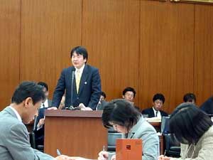 答弁する竹中大臣