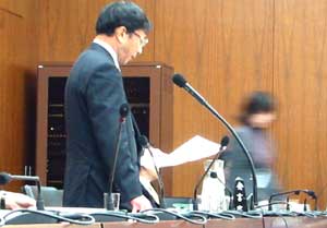 質問する吉井委員