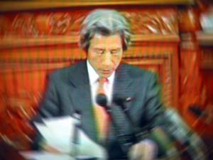 答弁原稿を読み上げる小泉総理