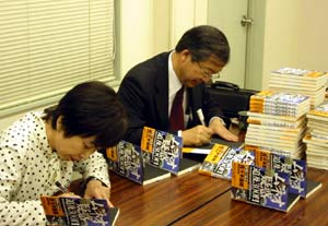 サインする八田ひろ子さんと私