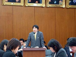 答弁する竹中大臣