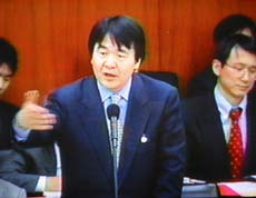 答弁する竹中金融担当大臣