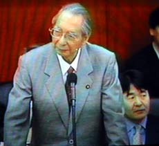 答弁する塩川財務大臣