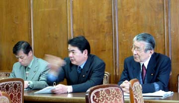 左から穀田、筆坂、松本議員