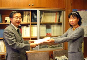 請願署名の受け取り