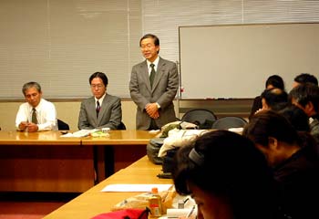 国会の集まりであいさつ