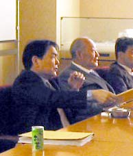 発言する筆坂政策委員長