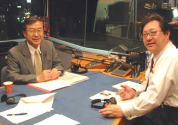 スタジオのなかで角谷さんとともに